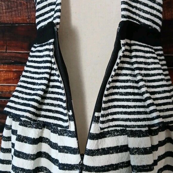 BCBGMAXAZRIA Piper Dress Size 8 Black White Striped Peplum - Picture 7 of 13